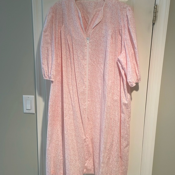 Wolverine pink and white cotton blend robe size xL - Picture 1 of 8